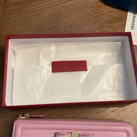 FERRAGAMO pink zip wallet with bow and original box - Used - Authentic - Picture 2 of 13
